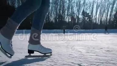 年轻女子在冰上<strong>滑冰</strong>，在雪地里玩<strong>花样滑冰</strong>